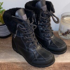 NWOT!! UGG Little Kids Unisex Black Butte II CWR Lace-Up Winter Boots Size 3